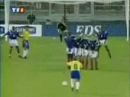 大力出奇迹把球踢爆了,大力出奇迹足球破门