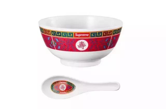 外国人把“酱油”穿在身桑,时尚界都流行用中文装逼啦!