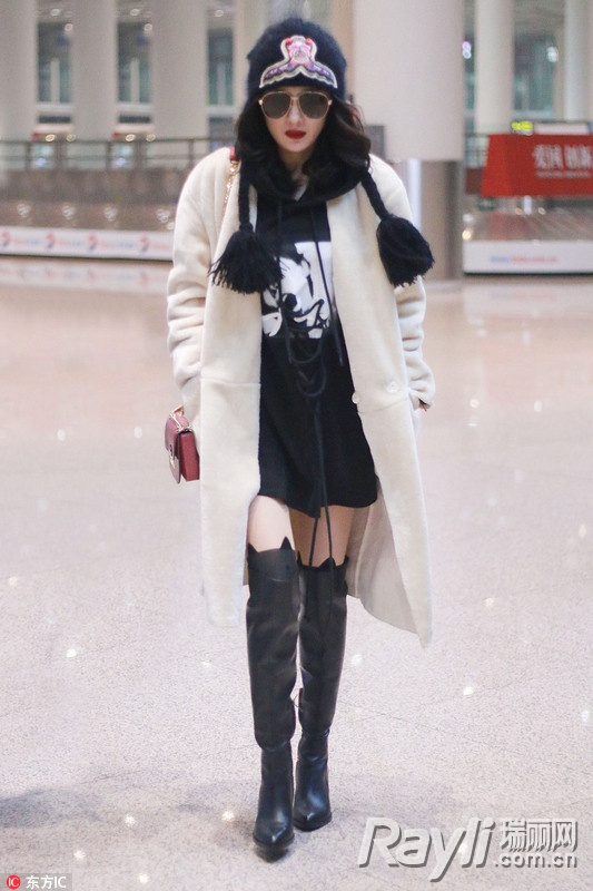 何洁穿过膝长靴视频,何洁靴子