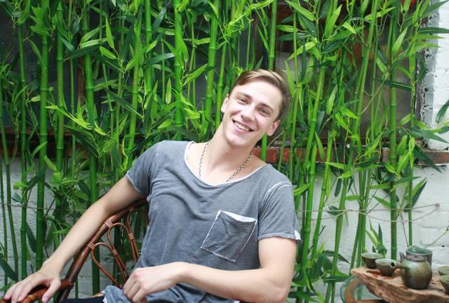 外国小鲜肉只花400元竟然租到了北京二环的房子,然而刚拿到房子的瞬间却差点哭了出来