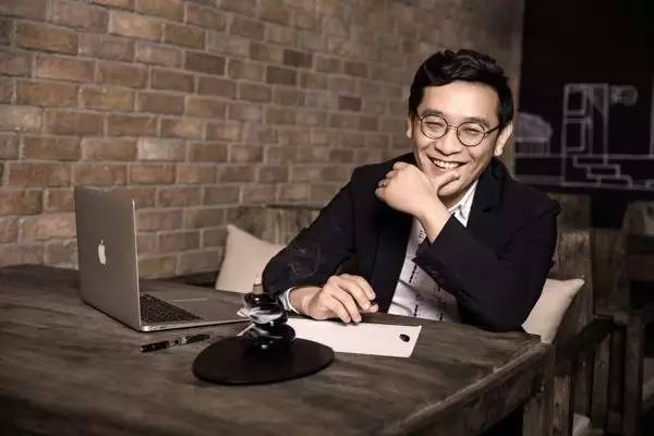 这个假老板要把公司搬到西海边，盖个全球最大的设计公司，陪员工逗鸟逗猫逗狗……