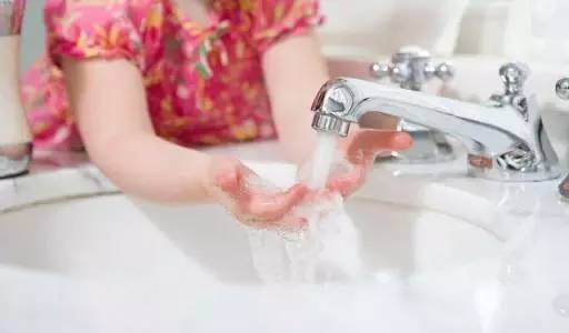 四岁女孩手指被截,一个女生下意识的小动作