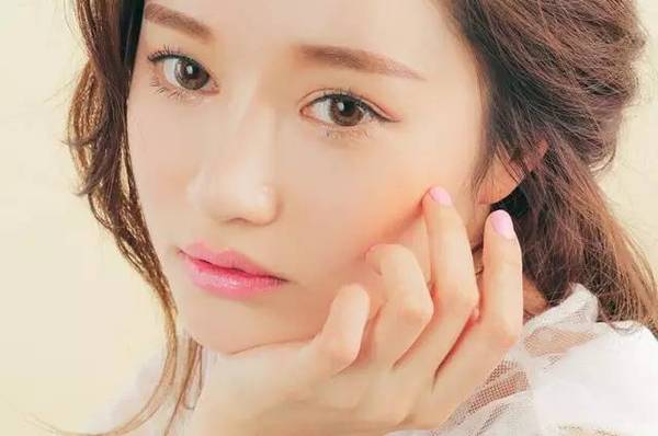 不卸妆的后果就是皮肤容易长痘,不卸妆的伤害