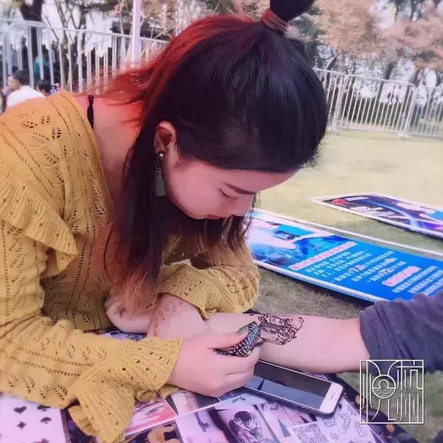 杭州夫妻靠摆摊走遍63个国家 (90后姑娘靠摆摊走遍7个国家)