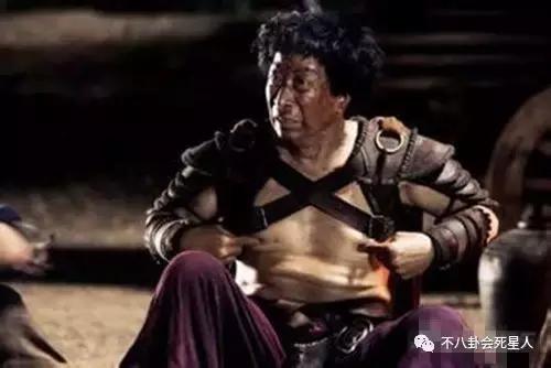 他成名于星爷《功夫》，父亲是黄飞鸿徒孙，如今功夫在世界排前列