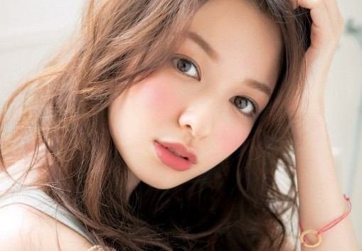 日韩绿茶婊们太犯规，居然用润唇霜做羞涩感发烧妆骗那些小男生