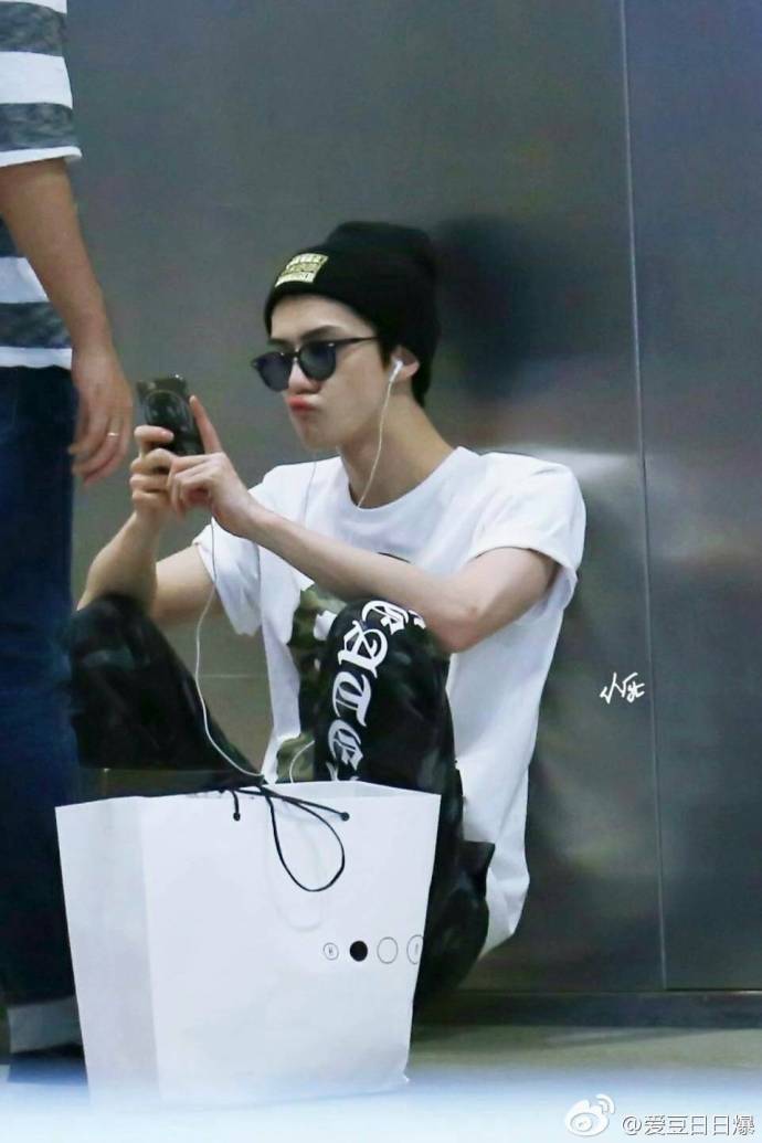 吴世勋机场代购,吴世勋被耽误的十年