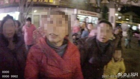 广场舞大妈跳舞把音响给砸了,大妈跳广场舞扰民音响被秀砸