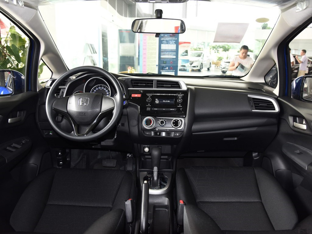 一年工资就能买到，年轻人最爱这些爆款两厢车！