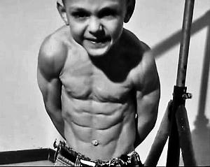 普通小孩的肌肉和肌肉男小孩对比,同样身高的肌肉男和普通人对比