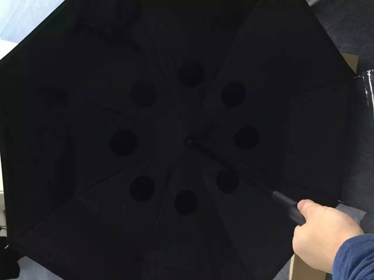 雨伞撑了3000年都没变过样，如今被一位大叔给彻底颠覆了！