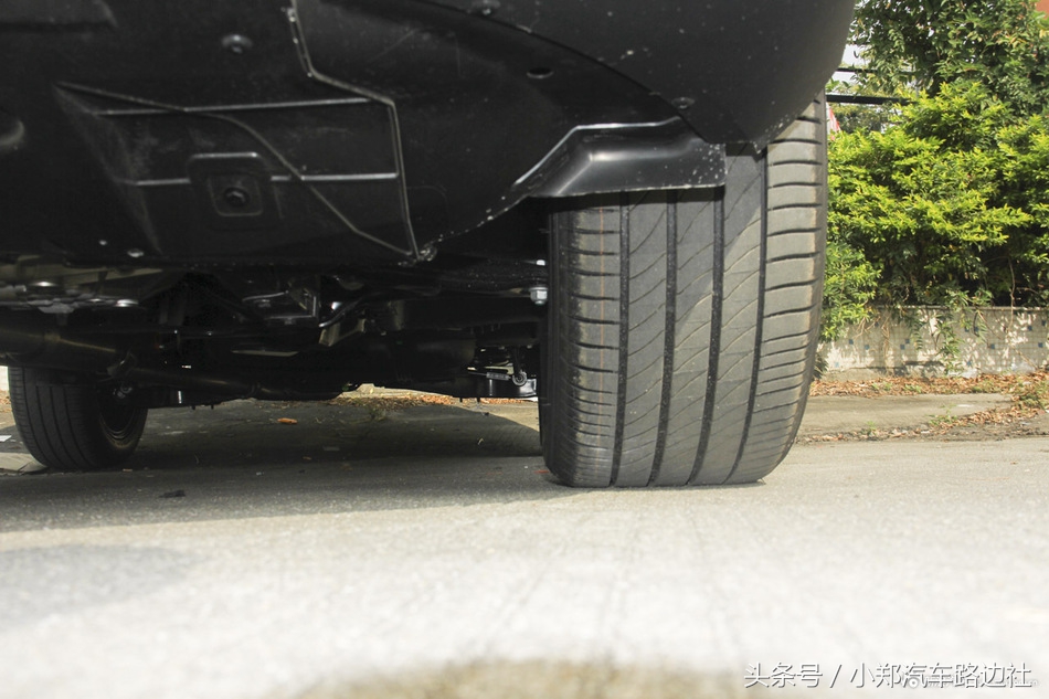 荣威rx5第三代超感旗舰夜间行驶,荣威rx516款1.5t互联网智享版