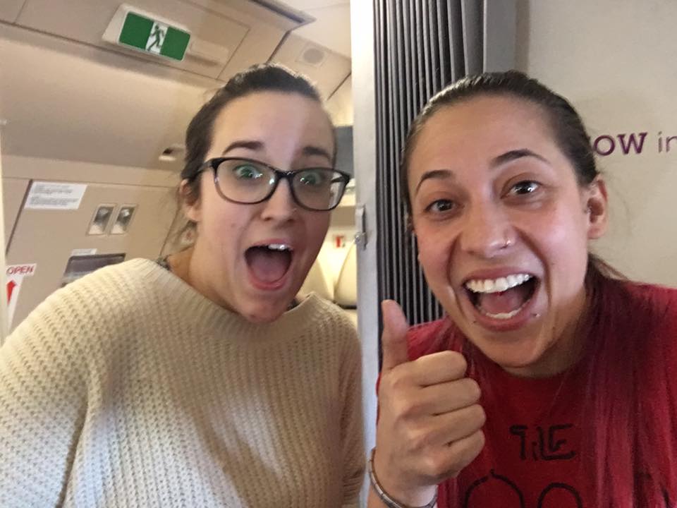 冰岛飞机上还能这么搞，驾驶员与美女乘客用手机自拍热聊