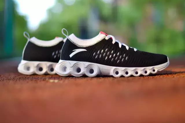 我在安踏官网定制了双鞋,成品真的惊艳到了我自己!