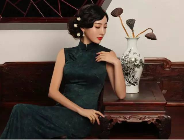 适合气质女人穿的香云纱旗袍,年轻的穿什么颜色香云纱旗袍