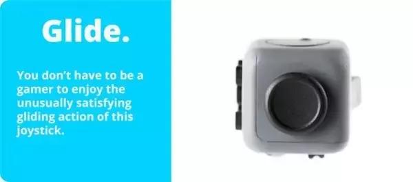 小朋友把手放下去捡玩具,小朋友把手放玩具