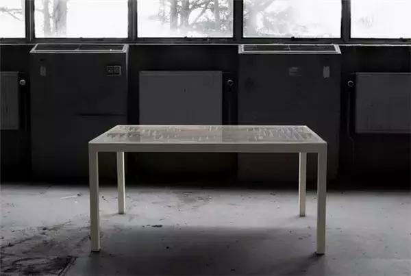 小朋友把手放下去捡玩具,小朋友把手放玩具