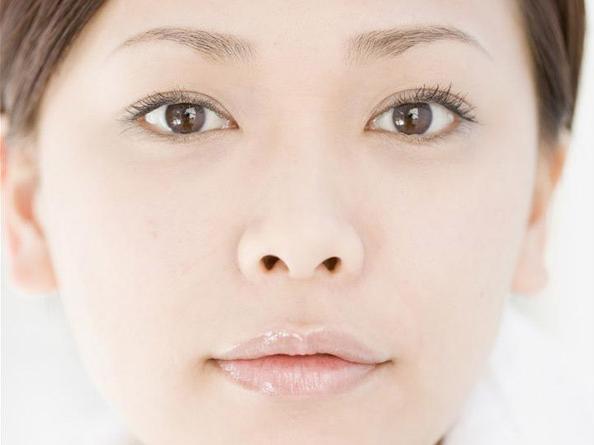 脸上起皮痒怎么回事,脸上起皮是怎么回事讲解的视频