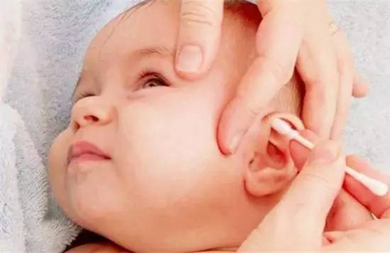 给宝宝洗澡时，不小心耳朵里进了水怎么办呢？