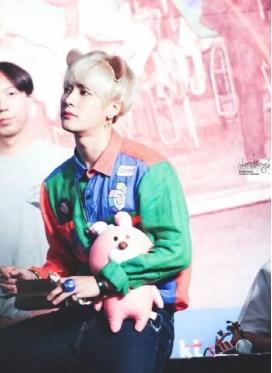 王嘉尔高情商白敬亭,王嘉尔台上与白敬亭互动