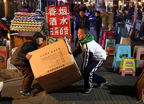 济南交警严查三轮车闯禁区,交警查处黑摩的视频