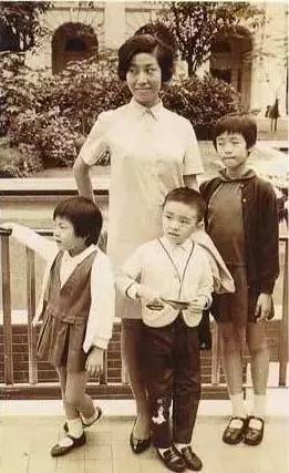 十年龙套一朝逆袭，这就是星爷出道35年的成神之路