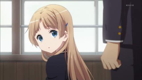 头发放下来和扎起来哪个更显年轻,头发放下来感觉帅多了