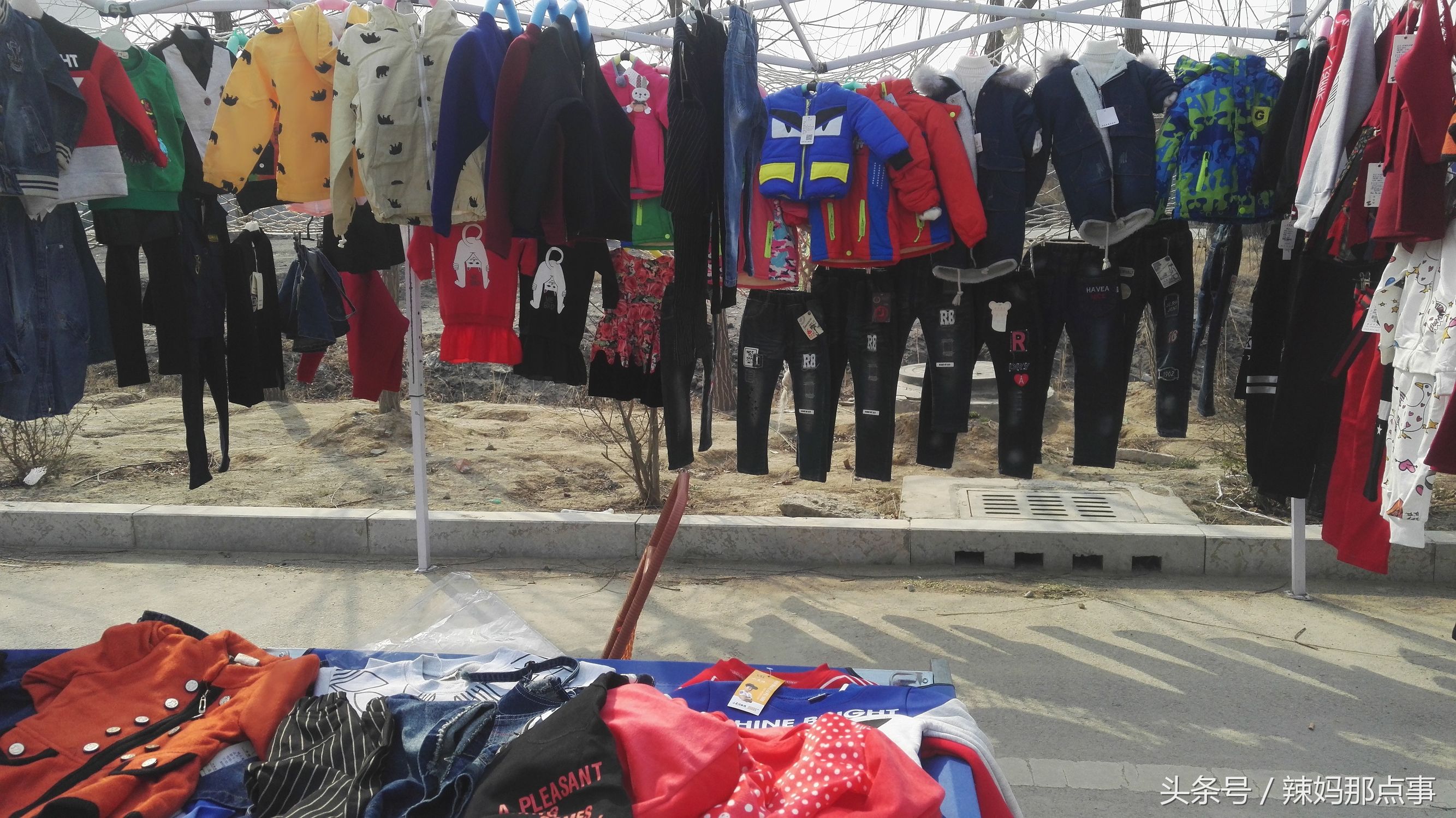 卖地摊童装过程,摆摊卖童装技巧和方法