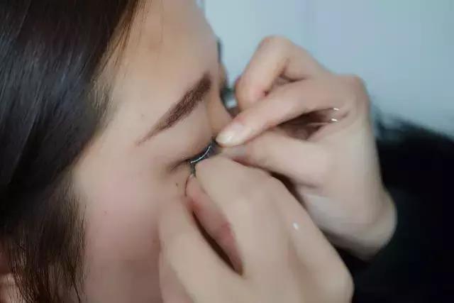 怎么样贴假睫毛才是正确的,贴假睫毛原来如此简单