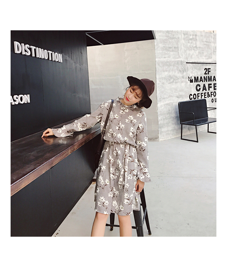 春天碎花连衣裙,春天红色碎花裙怎么搭配好看