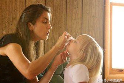 学生揉眼将睫毛掉进眼睛，老师陪同深夜求医，医生20秒取出