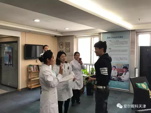 体育名嘴选择天津爱尔，全飞秒术前检查直播引万人关注