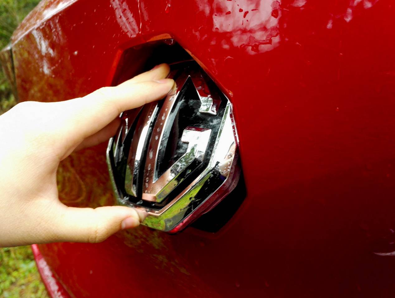 名爵zs自动泊车,能自动驾驶还能放无人机的汽车