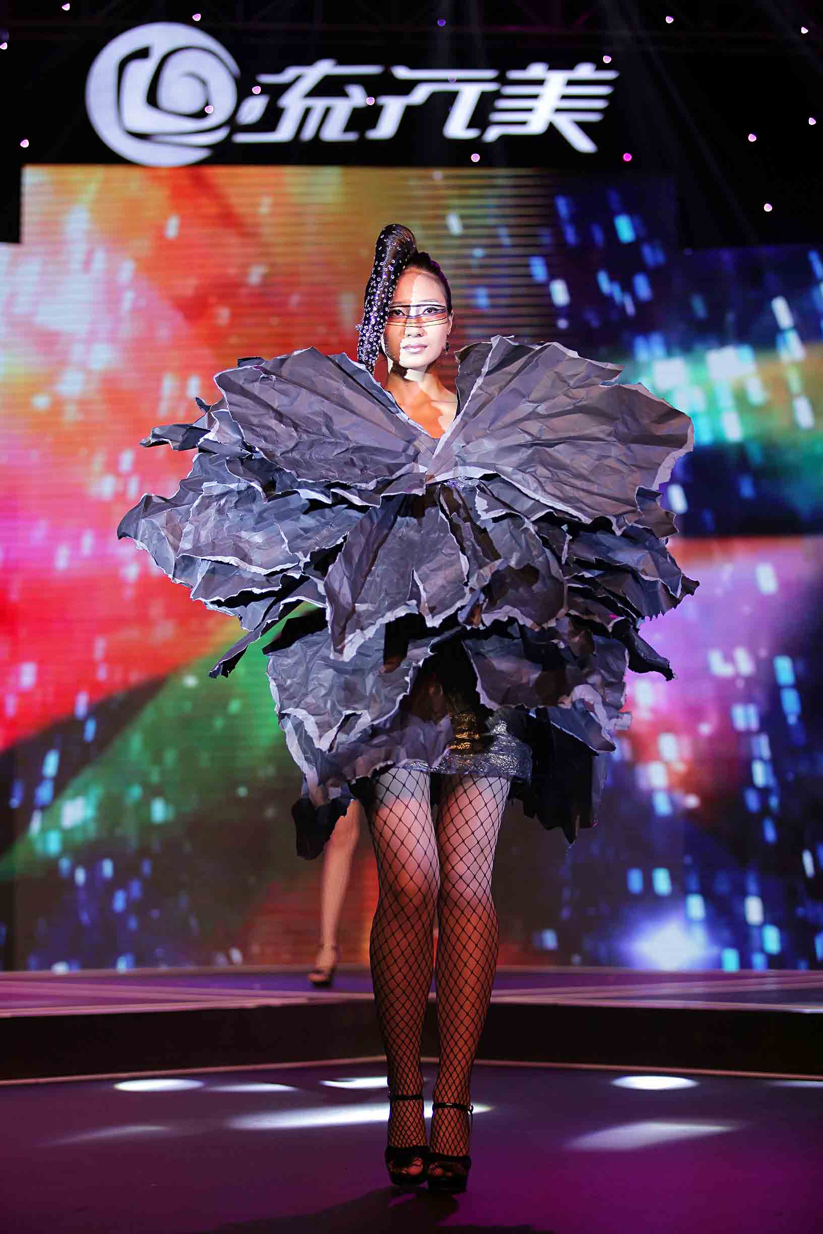 她“玩”纸六年，用纸艺让白龙重现广州聚龙古村