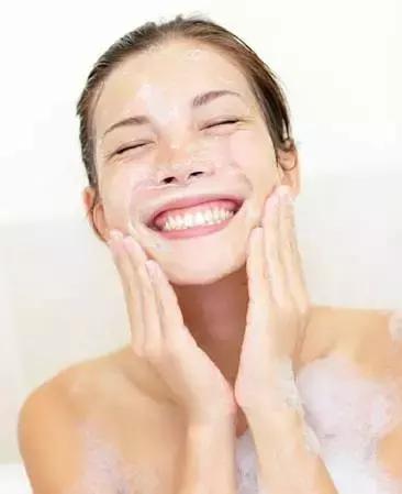 洗面奶跟洁面皂哪个好用些,洗面奶和洁面皂哪个比较好用