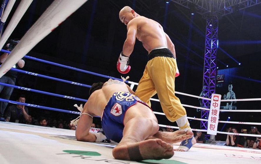 韩国人擂台上叫嚣三秒钟后被ko,韩国犯规被ko