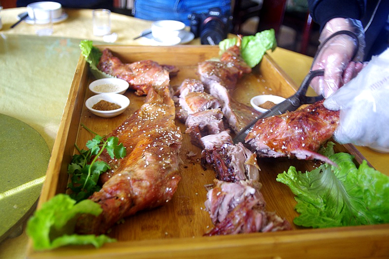 又一只外酥里嫩的烤全羊出炉了,这家的烤全羊最好吃又香又脆