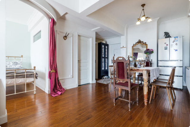 她凑来一堆二手家具，装了人生的第一套房子，关键还特别好看！