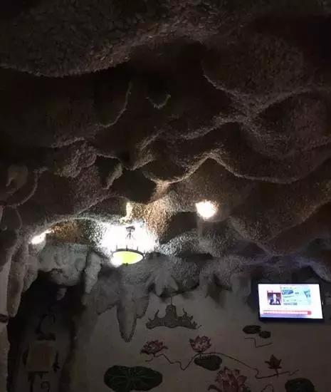 一起泡温泉的奢侈的享受,夏日一起泡温泉