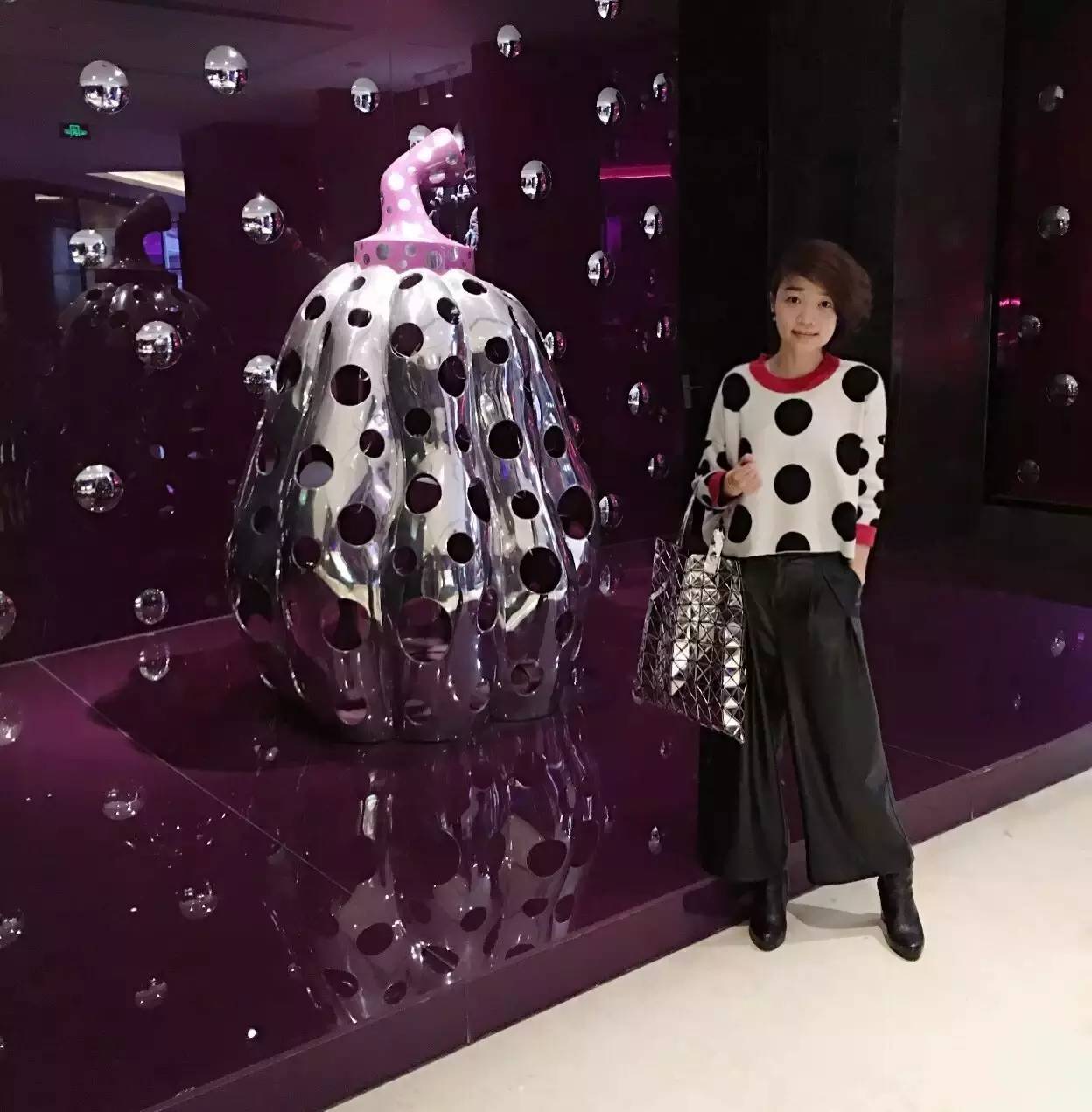 跟着艺术家学穿搭,跟艺术家学穿搭三组时髦颜色