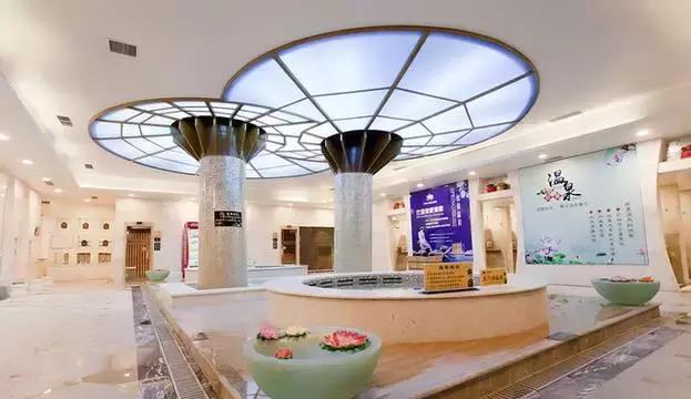 一起泡温泉的奢侈的享受,夏日一起泡温泉