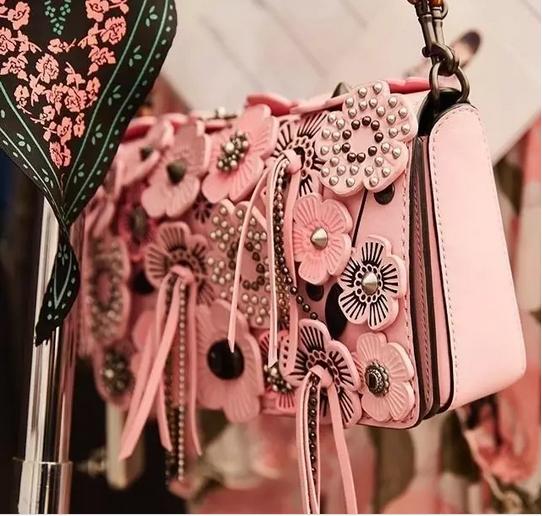 mk和蔻驰品牌属于什么档次,mk和蔻驰女包哪个料子更好