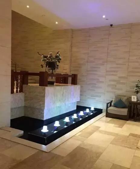 一起泡温泉的奢侈的享受,夏日一起泡温泉