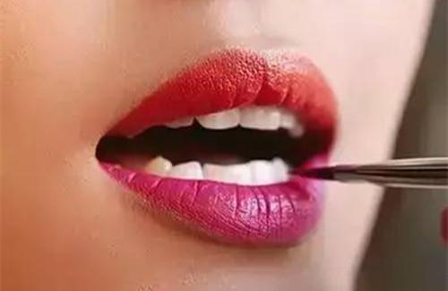 用口红在手上画图案,用手涂口红的正确方法