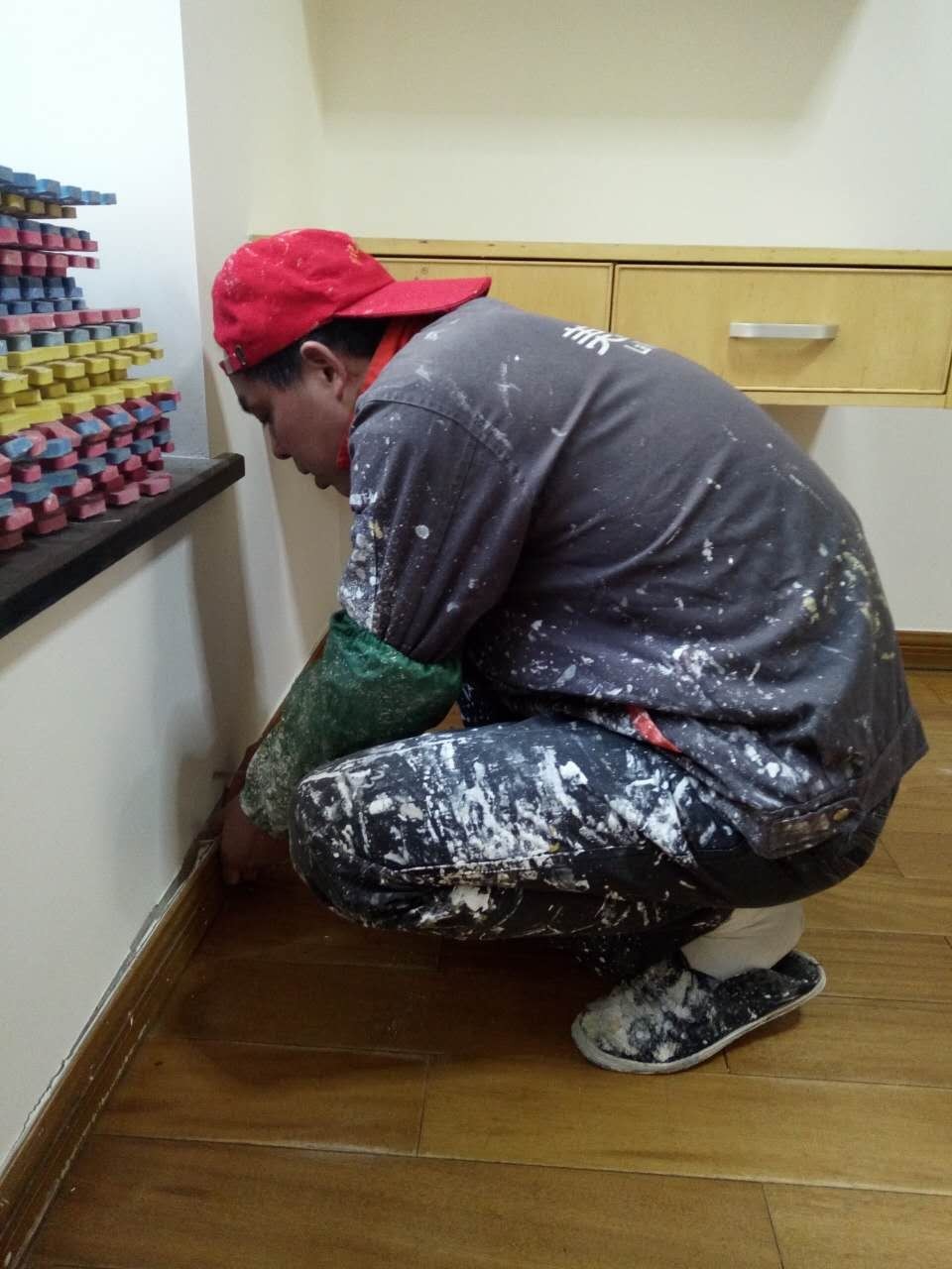 墙面翻新刷白怎样不脱皮,墙面翻新刷漆的详细步骤