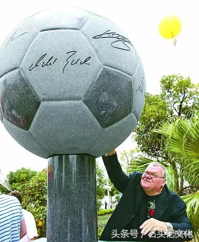 中国足球把球轰进自家球门,最强足球爆射