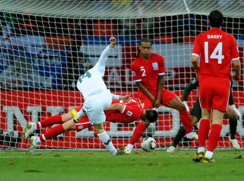 又见断腿！英式足球和中国功夫谁更厉害？