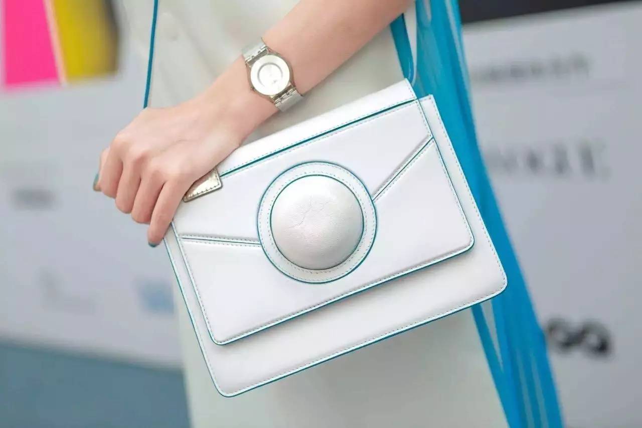 跟着艺术家学穿搭,跟艺术家学穿搭三组时髦颜色