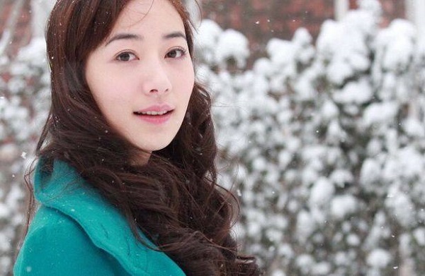 背景神秘的她出道从不拍吻戏,私底下十分富有,座驾却无比低调