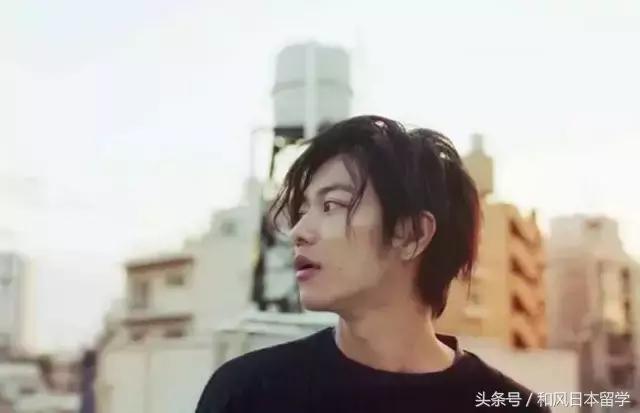 佐藤健生活中究竟是个什么样的人,佐藤健被评为最想拥有的容貌之一